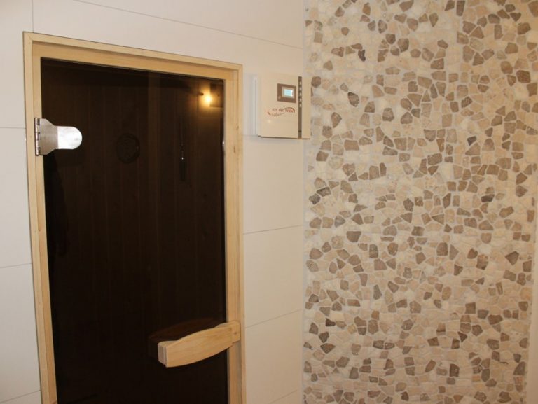 Badkamer met sauna in Vlijmen